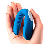 Синий стимулятор для пар Satisfyer Partner Whale на ладони