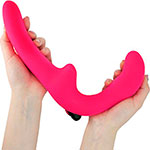 Розовый страпон с вибрацией от Fun Factory ShareVibe в руках