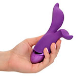 Фиолетовый вибростимулятор Aura Duo мини в руке от California Exotic Novelties