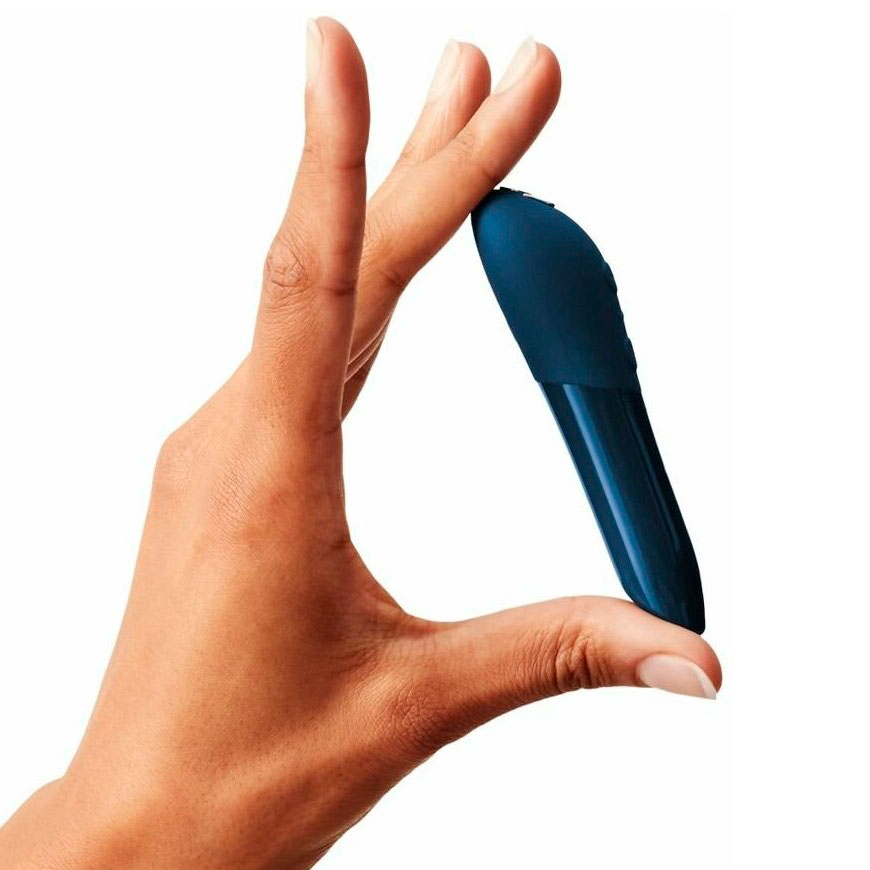 Фото темно-синей вибропули We-Vibe Tango X в руке