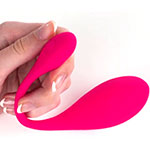 Фото виброяйца цвета фуксии Lovense Lush 2nd Generation в руке