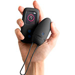 Черное виброяйцо Bswish Bnaughty Premium Unleashed в руке с кнопочным пультом